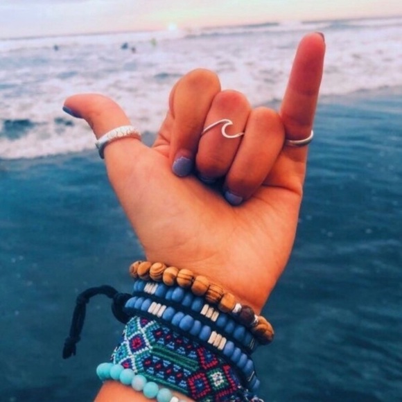 ✨NEW✨3/$20 Silver Wave Ring Dainty sz 6 - Picture 3 of 4